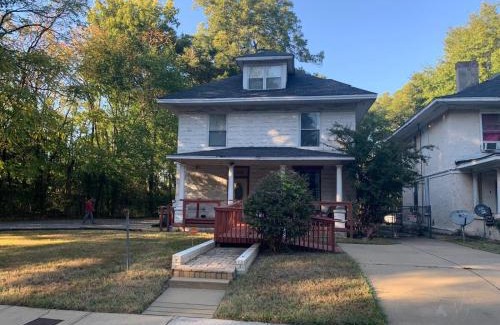 Memphis House | Chic Midtown 6BR Main house and 3BR Cottage
