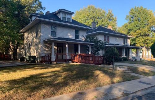 Memphis House | Chic Midtown 6BR Main house and 3BR Cottage