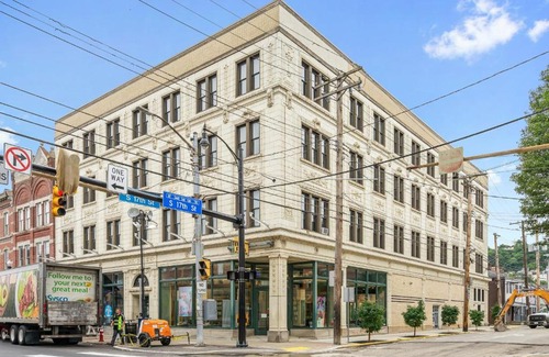 South Side Flats Apartment | Chic Modern 2BR Apartment in Carson by Stay Gia