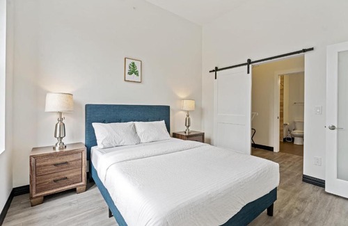 South Side Flats Apartment | Chic Modern 2BR Apartment in Carson by Stay Gia