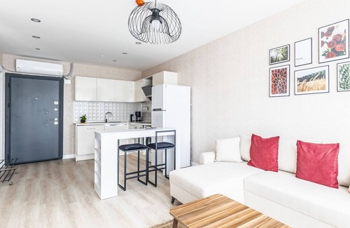Umraniye Apartment | Chic, Modern and Ample Flat near Finance City