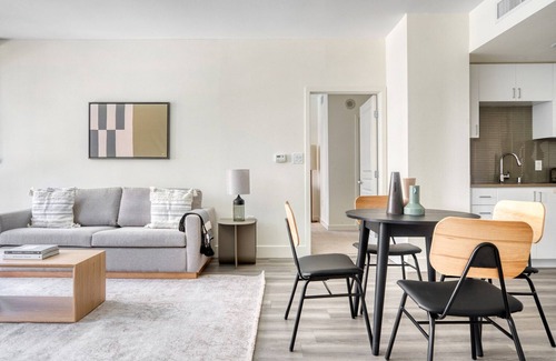 Mountain View Apartment | Chic Mountain View 2BR w/Roof Deck & W/D, near highways, by Blueground