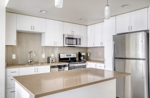 Mountain View Apartment | Chic Mountain View 2BR w/Roof Deck & W/D, near highways, by Blueground