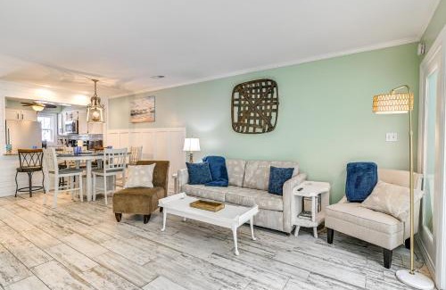 Murrells Inlet House | Chic Murrells Inlet Getaway about 2 Mi to Marsh Walk!