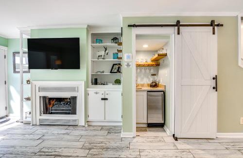 Murrells Inlet House | Chic Murrells Inlet Getaway about 2 Mi to Marsh Walk!