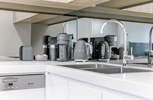 Ryde Apartment | Chic & Private 1 Bedroom APT with Hypnotic City Views
