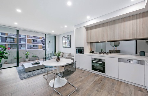 Ryde Apartment | Chic & Private 1 Bedroom APT with Hypnotic City Views