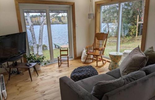 Saint-Honore Ski Chalet | Chic refuge sur le bord de l'eau et des sentiers motoneiges!
