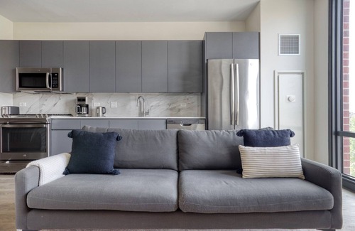 River West Apartment | Chic River West Jr 1BR w/Grills & Gym, nr Entertainment, by Blueground