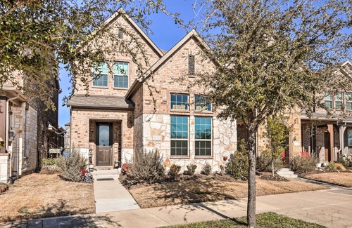 Rowlett House | Chic Rowlett Retreat with Views - Walk to Lake!