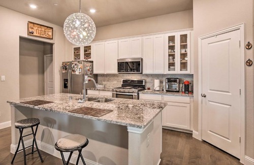 Rowlett House | Chic Rowlett Retreat with Views - Walk to Lake!