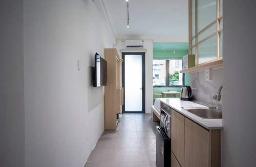 Phuong 6 Apartment | Chic Studio for 3 Guests with Private Balcony, Fast WiFi in vibrant Hồ Chí Minh