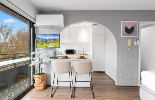 Potts Point Apartment | Chic Studio with Pool Overlooking the City