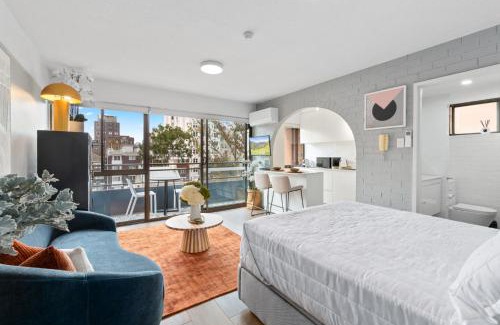 Potts Point Apartment | Chic Studio with Pool Overlooking the City