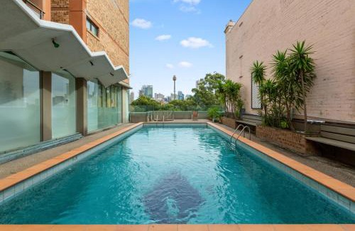 Potts Point Apartment | Chic Studio with Pool Overlooking the City