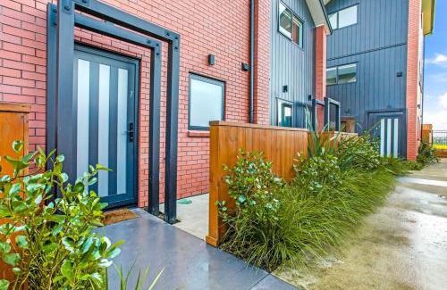 Te Atatu Peninsula House | Chic Te Atatū Gem - Modern 2BR Townhouse