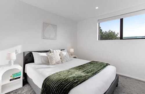 Te Atatu Peninsula House | Chic Te Atatū Gem - Modern 2BR Townhouse