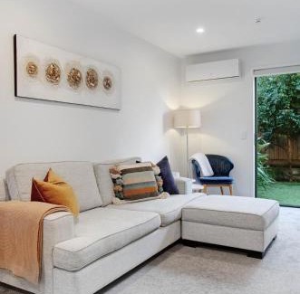 Te Atatu Peninsula House | Chic Te Atatū Gem - Modern 2BR Townhouse