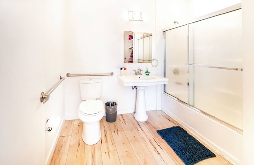 Wilshire Center Apartment | Chic Urban Retreat: 1Bedroom/2Bathroom Three Level Loft in Koreatown/Hollywood