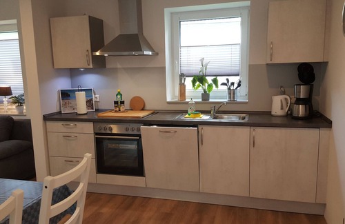 Scholderup Apartment | Chic vacation home, nestled in the beautiful Schleil landscape, equipped with: a well-kept garden with play facilities and covered barbecue and smoking area, extra-wide doors (98cm), fly screens and pleated blinds on all windows, a.