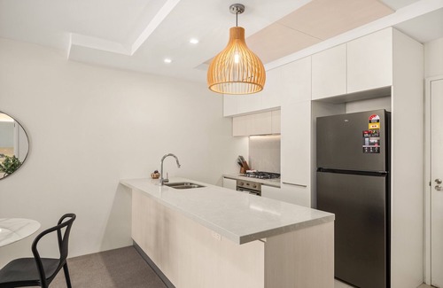West End Apartment | Chic West End Stay with Gym & Pool Access