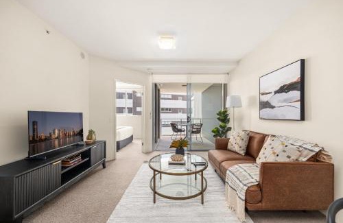 West End Apartment | Chic West End Stay with Gym & Pool Access