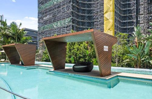 West End Apartment | Chic West End Stay with Gym & Pool Access