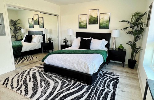 Westwood Hotel | Chic Westwood Century City 2 BR Apt, w/Parking!