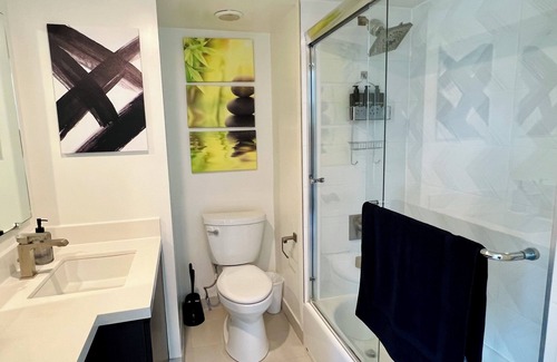 Westwood Hotel | Chic Westwood Century City 2 BR Apt, w/Parking!