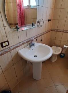 Mbrostar-Urë Hotel | Chicago hotel