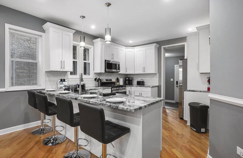 Chatham House | Chicago Rental - Vernon Ave