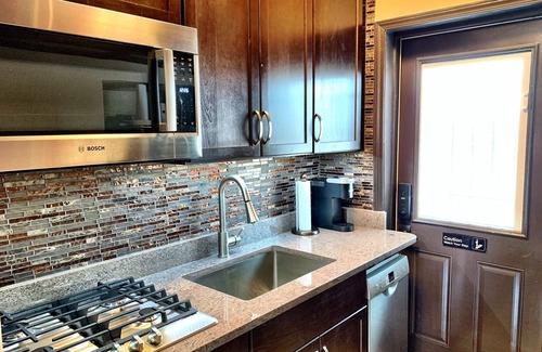 Old Town Triangle Condo | Chicago’s BEST location… Lincoln Park, Lake Michigan, Wrigley Field, and more!