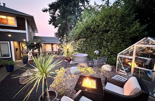 Erlands Point-Kitsap Lake Apartment | Chico Bay Inn: Luxury King Garden Suite with Beach Access, Kayaks, & Hot Tub