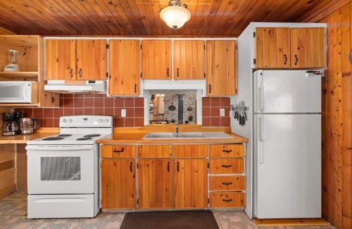 Hastings Highlands Cabin | Chico | Riverside | Massive Backyard | Fire Pit |
