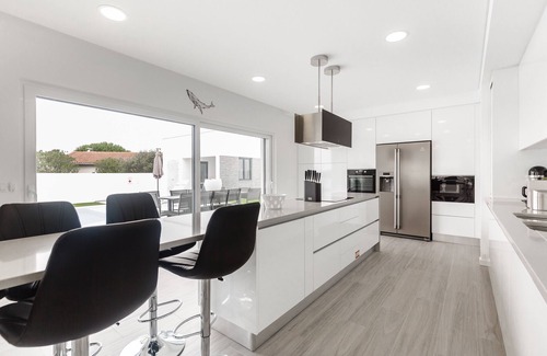 Atalaia Villa | Chill House - Villa with playing room and at 3km away from the beach