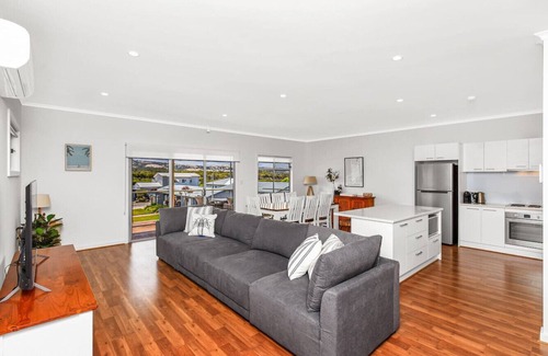Hayborough House | Chiton Views - 19A Albatross Ave, Chiton