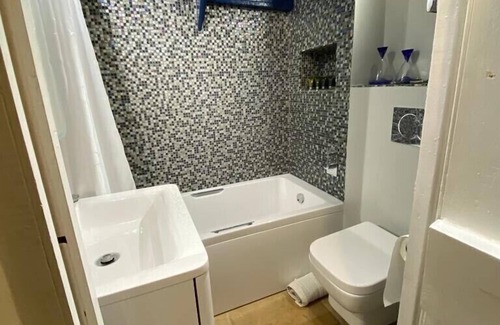 Ardens Grafton Cottage | Chocolate-box pretty cottage, with Grade II Listing, in Shakespeare country