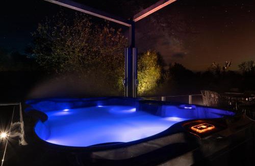 Ford House | Choller Lake Lodges - The Lake House With Private Hot Tub
