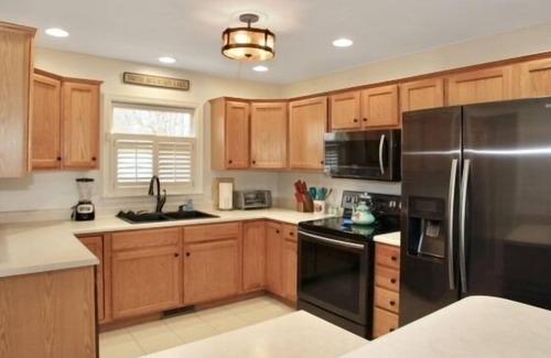 Hardy House | Choral Cove: Wifi, Kayak, golf course community, boat slip