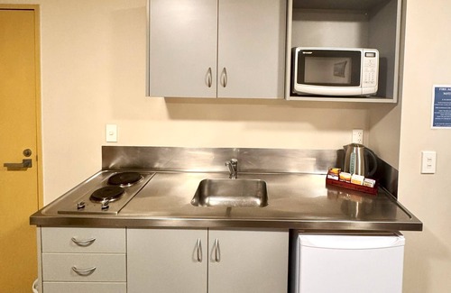 Christchurch City Centre Cabin | Christchurch City Centre Deluxe Unit with Full Kitchen