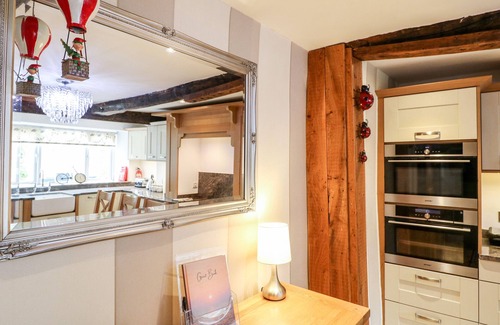 Alfreton Cottage | CHRISTMAS COTTAGE, family friendly, with open fire in Shirland
