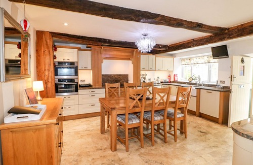 Alfreton Cottage | CHRISTMAS COTTAGE, family friendly, with open fire in Shirland