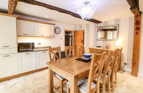 Alfreton Cottage | CHRISTMAS COTTAGE, family friendly, with open fire in Shirland