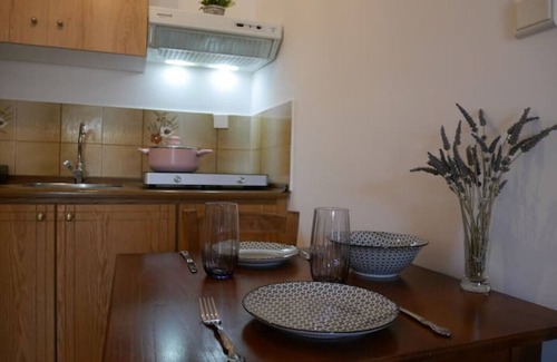 Monemvasia Apartment | Chrysoula’s Welcoming Triple Room with Yard