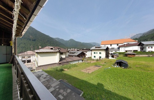 Auronzo di Cadore Apartment | Ciasa 'Valentina' with Mountain View, Balcony and Wi-Fi