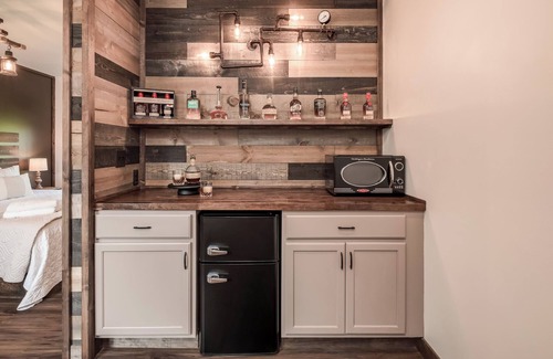 Prescott Apartment | Cigar Lounge Vibes, Bourbon & Razorbacks