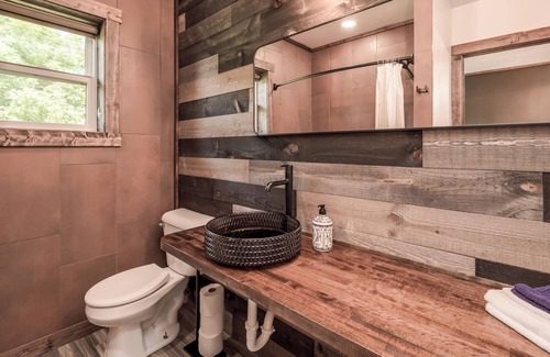Prescott Apartment | Cigar Lounge Vibes, Bourbon & Razorbacks