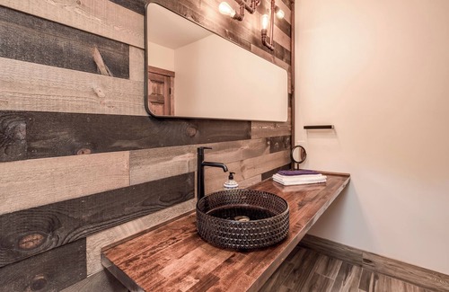Prescott Apartment | Cigar Lounge Vibes, Bourbon & Razorbacks