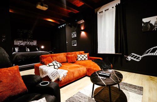 La Force Apartment | Cinéma privé - Movie Night Loft