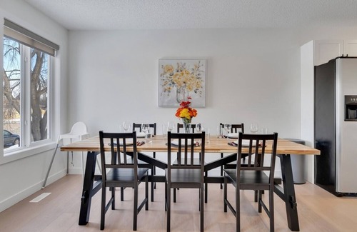 Southeast Edmonton Apartment | Cindy - 3 Bedrooms, Cozy Main Floor Suite!